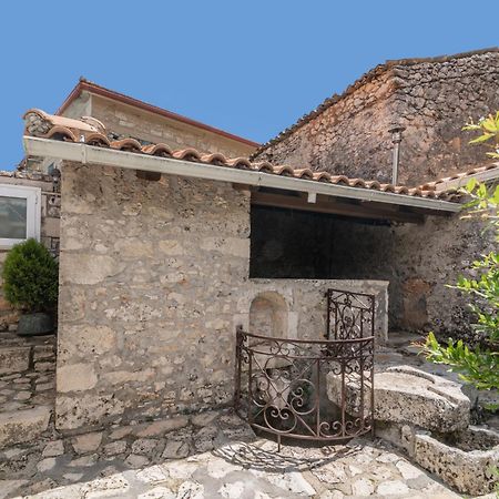 Villa Callisto- Elegant Restored Villa With Pool Gyri Exterior photo