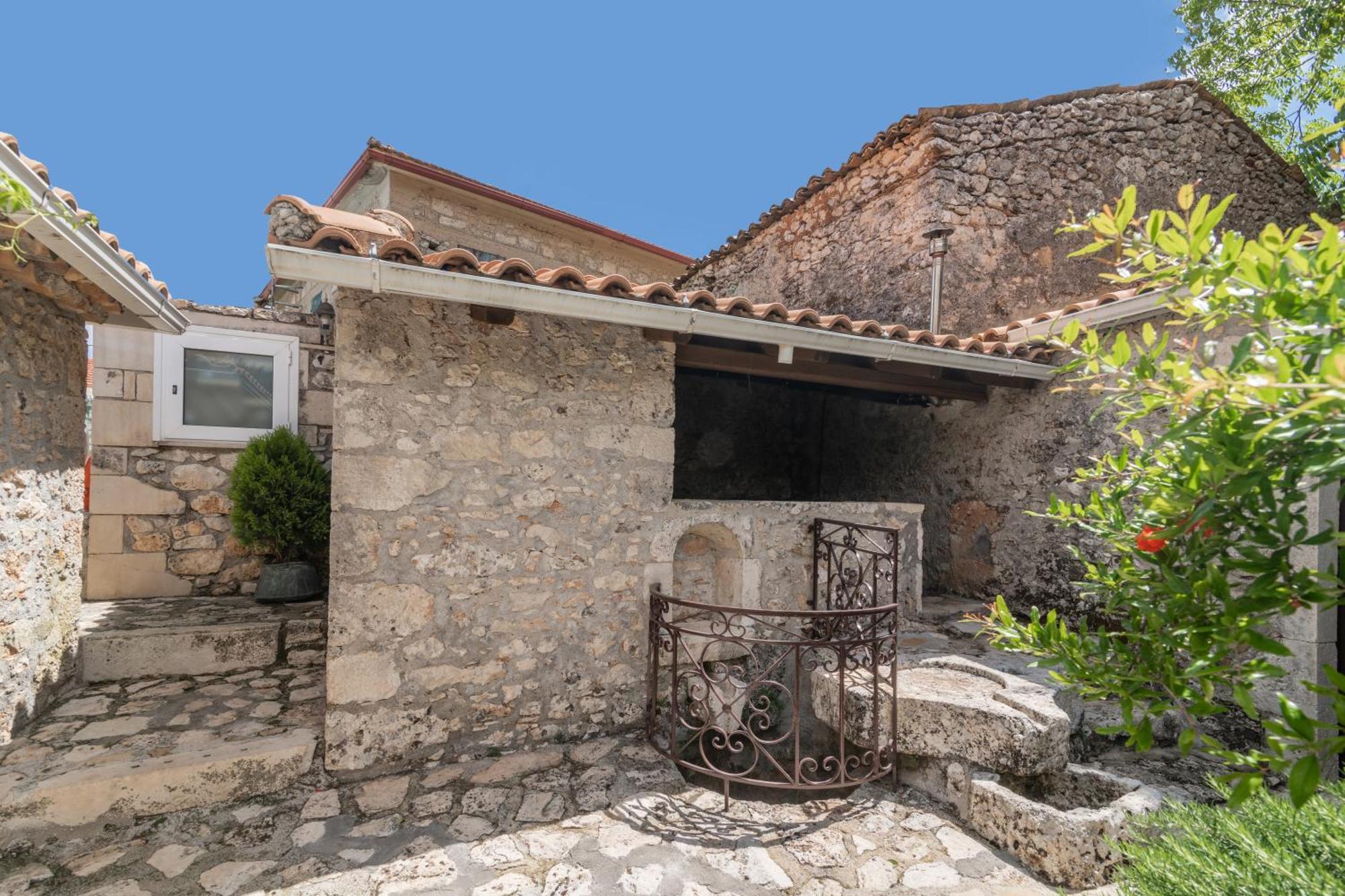 Villa Callisto- Elegant Restored Villa With Pool Gyri Exterior photo