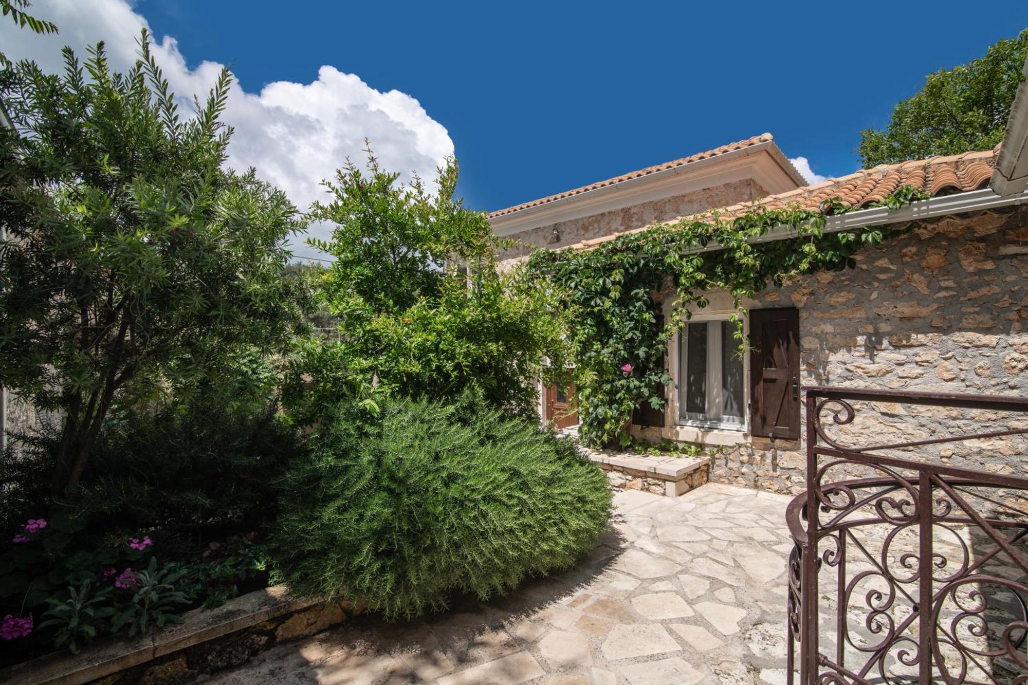 Villa Callisto- Elegant Restored Villa With Pool Gyri Exterior photo