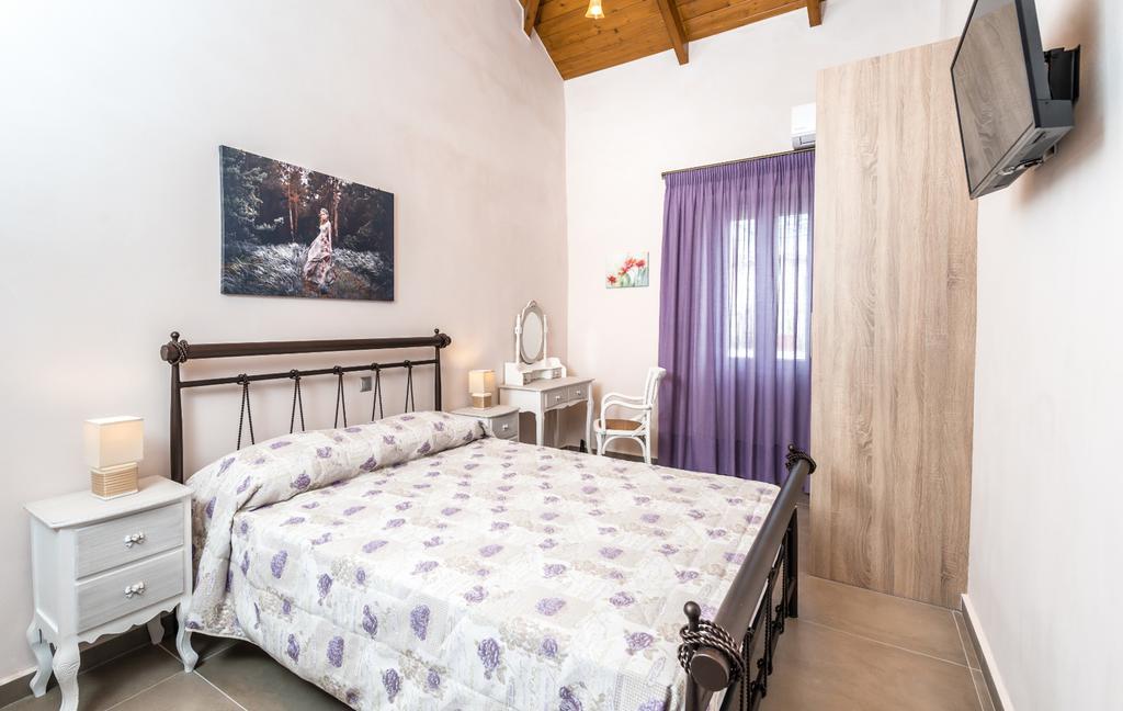Villa Callisto- Elegant Restored Villa With Pool Gyri Exterior photo
