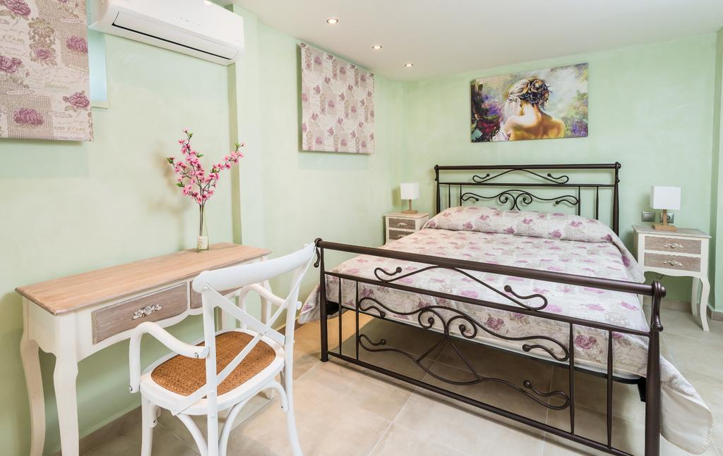 Villa Callisto- Elegant Restored Villa With Pool Gyri Exterior photo
