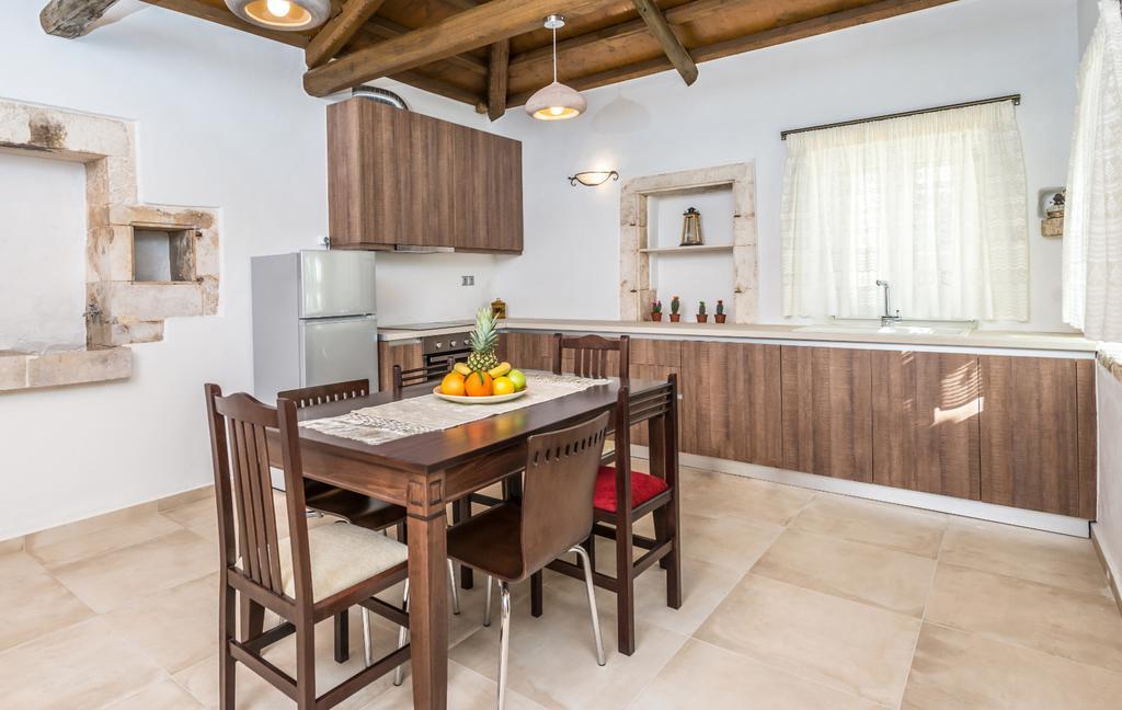 Villa Callisto- Elegant Restored Villa With Pool Gyri Exterior photo