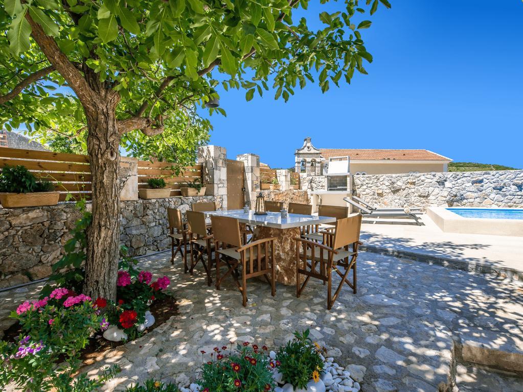 Villa Callisto- Elegant Restored Villa With Pool Gyri Exterior photo