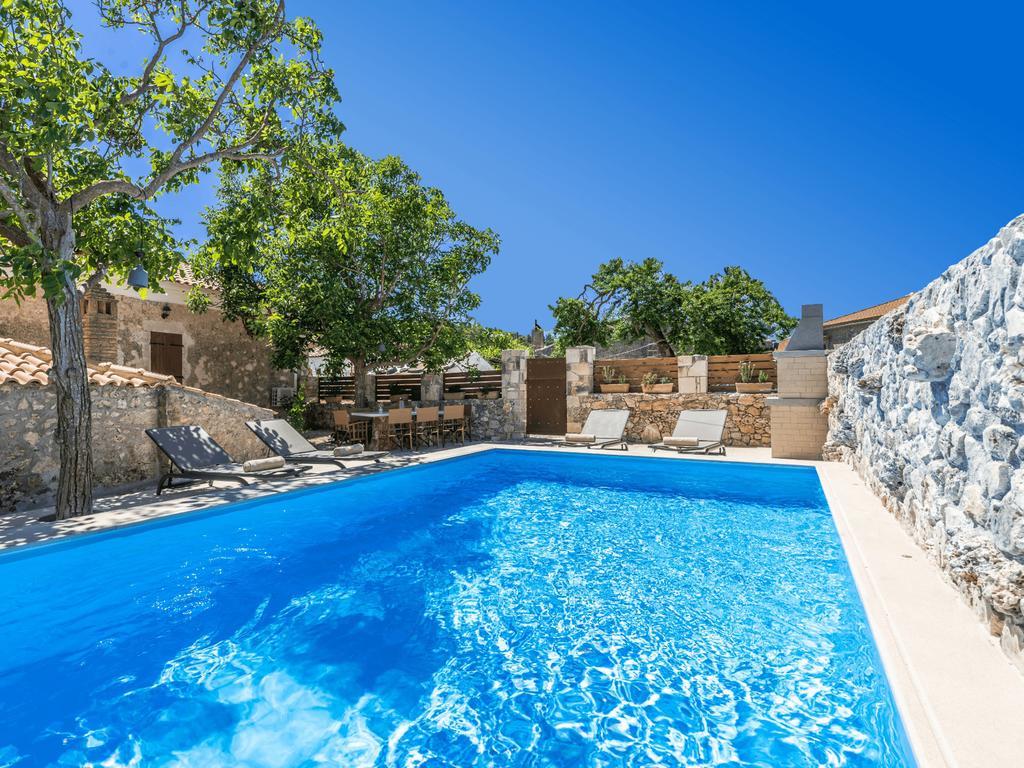 Villa Callisto- Elegant Restored Villa With Pool Gyri Exterior photo