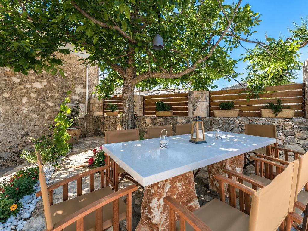 Villa Callisto- Elegant Restored Villa With Pool Gyri Exterior photo