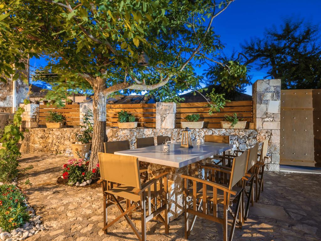 Villa Callisto- Elegant Restored Villa With Pool Gyri Exterior photo