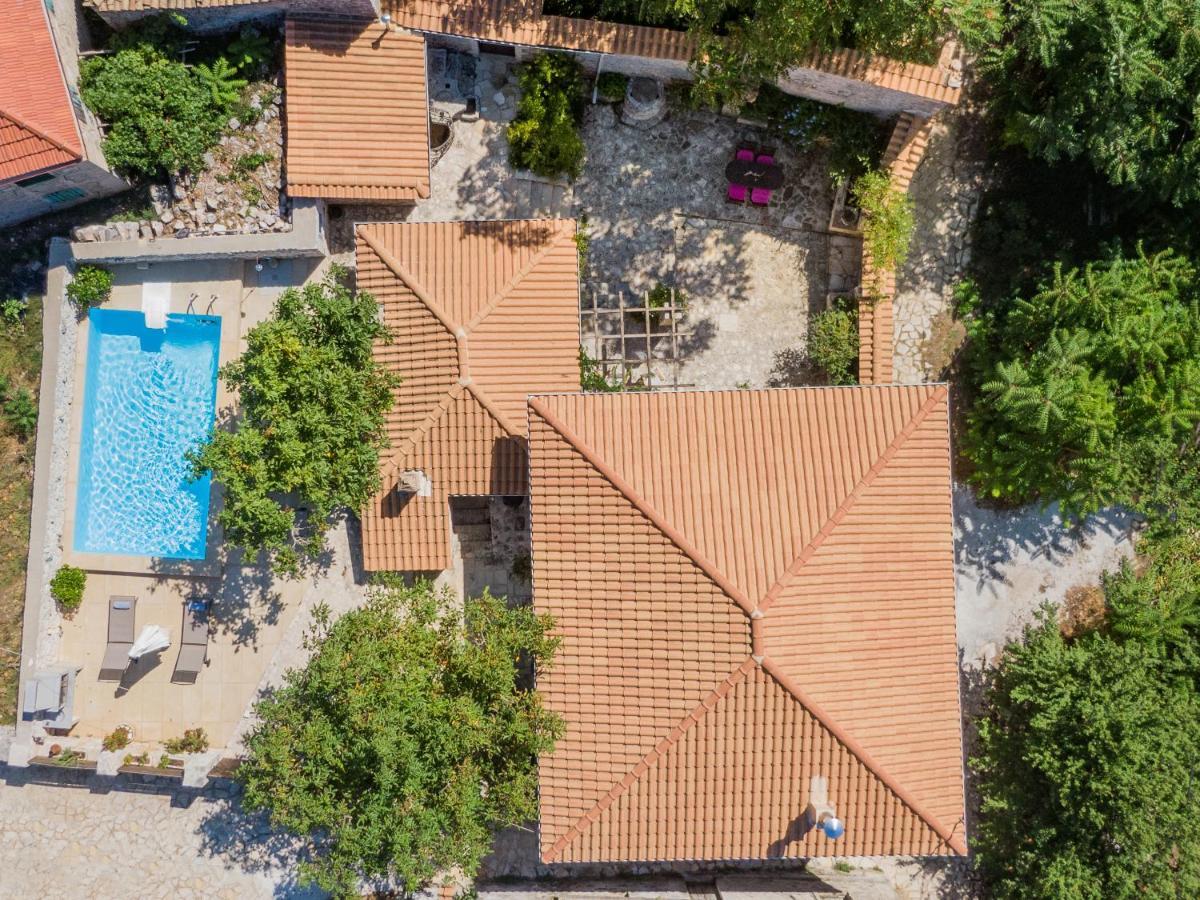 Villa Callisto- Elegant Restored Villa With Pool Gyri Exterior photo